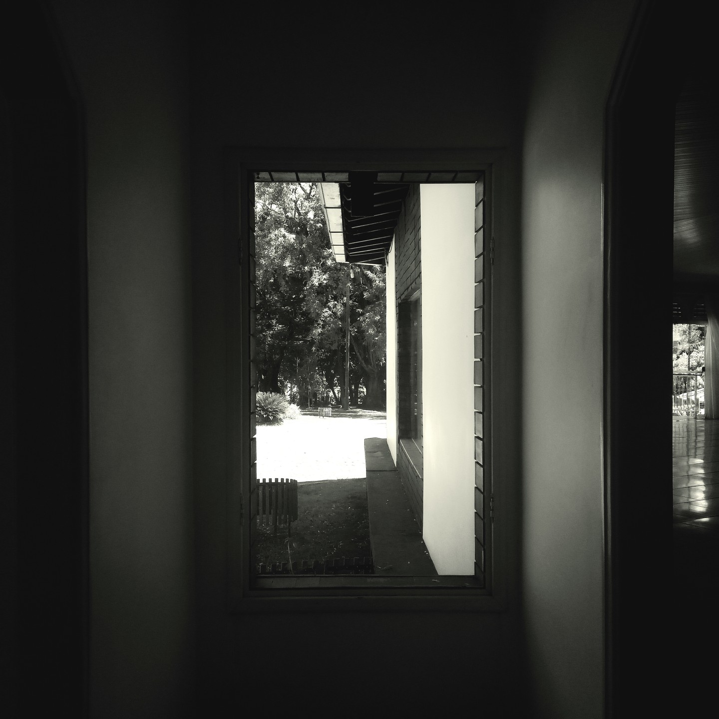 Fotografia de uma janela em preto e branco